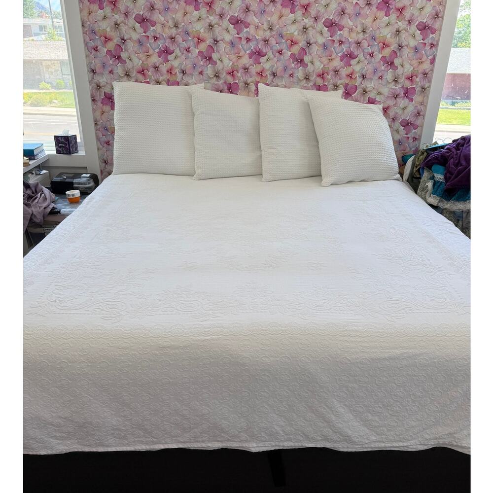VINTAGE White Matelasse Bedspread Queen Raised Floral Cotton Cottage 90x100 READ